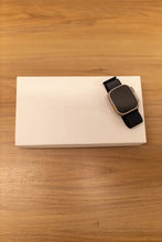 Carregar imagem no visualizador da galeria, Apple Watch Ultra 49mm Titânio Gps + Cellular Prateado Tecido / Nylon Cinza-escuro