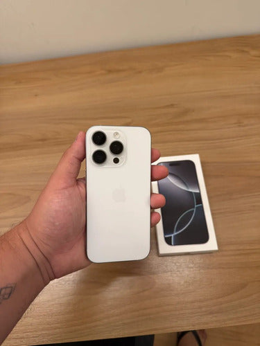 Apple iPhone 16 Pro (256 Gb) - Titânio Branco Titânio Branco